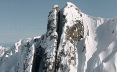 美国男子高山绝壁挑战垂直滑雪 仅用30秒